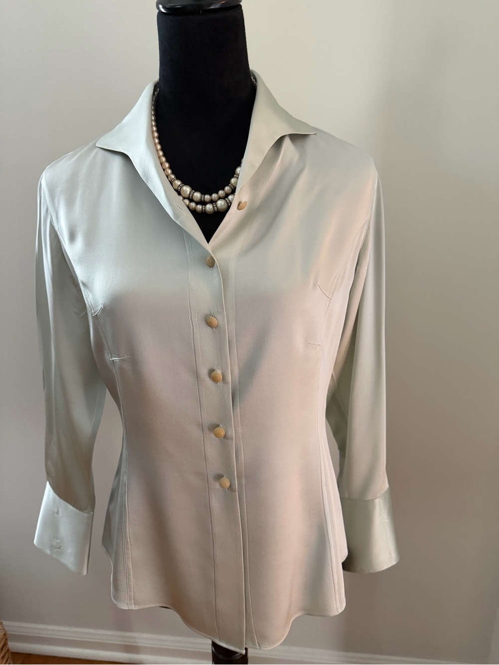 Tahari Classic Silk Pale Sea Foam green Button-Front Women’s Blouse. Size 2
